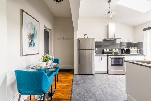 Stunning 1BR - Boutique Apartment - PRIME Location! image 13