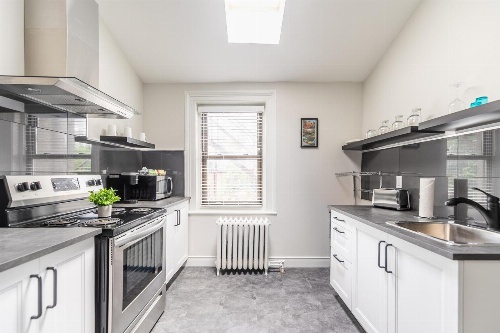 Stunning 1BR - Boutique Apartment - PRIME Location! image 3